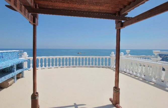 Купить коммерческую недвижимость Респ Крым, г Алушта, поселок Утес 
