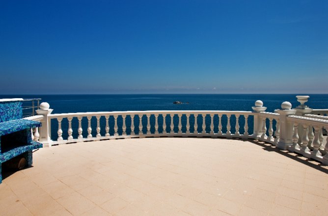 Купить коммерческую недвижимость Респ Крым, г Алушта, поселок Утес 